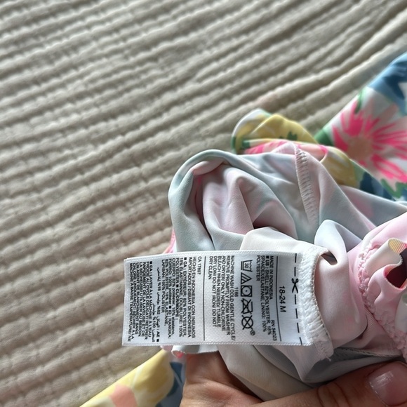 Old navy Printed Zip-Front Rashguard One-Piece Swimsuit Girl 18/24m - Picture 4 of 5